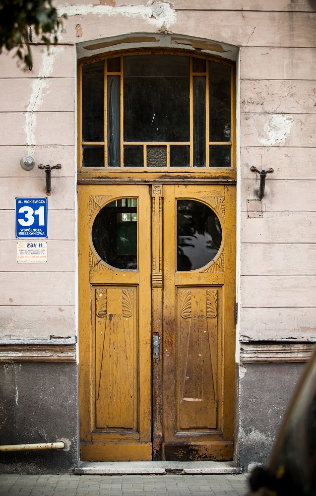Drzwi, Olsztyn, ul. Mickiewicza z cyklu Przejście