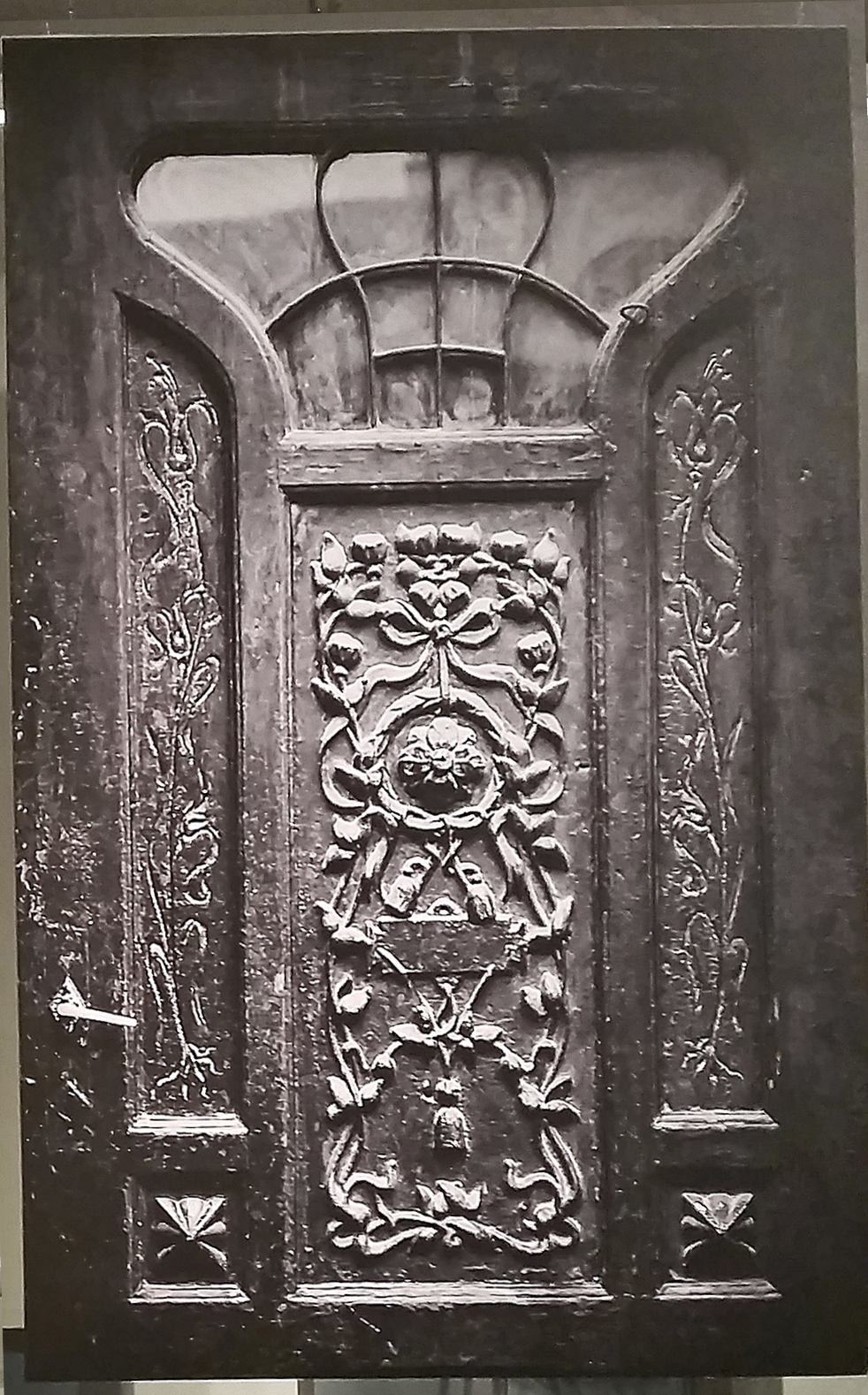 Detal stolarki drzwiowej, Dobre Miasto, ul. Warszawska 3 z cyklu Przejście